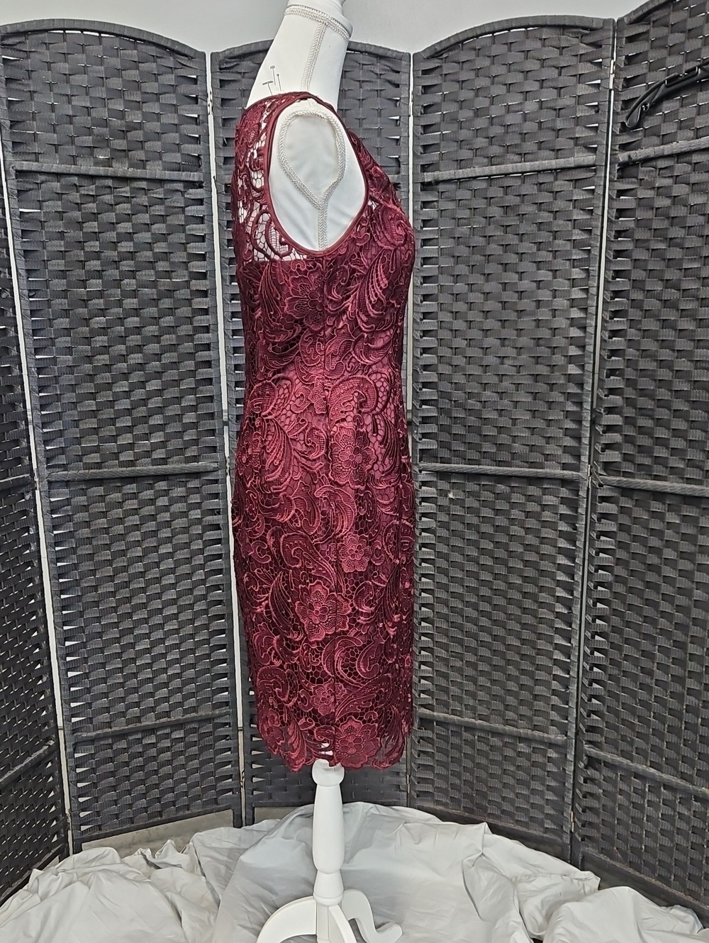 Sz 10 burgundy/wine Sleeveless Fully Lace Sheath Cocktail Dress by Adrianna Pape - Picture 7 of 13